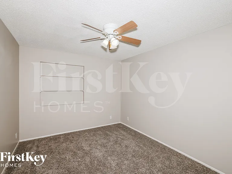 9015 N 57th Ave — Photo 8