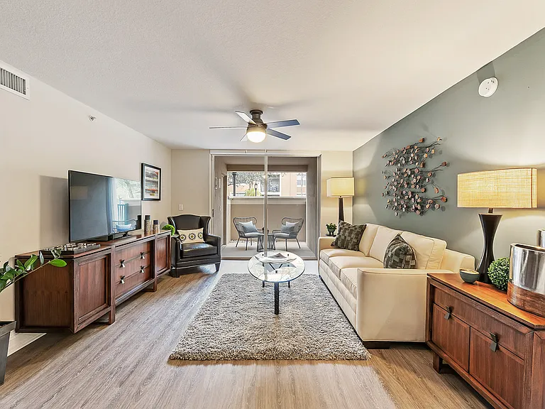 Crescent House Apartments — Photo 10