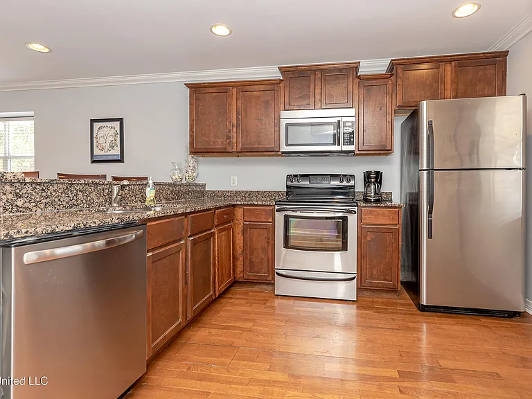 2421 Beachview Dr — Photo 13