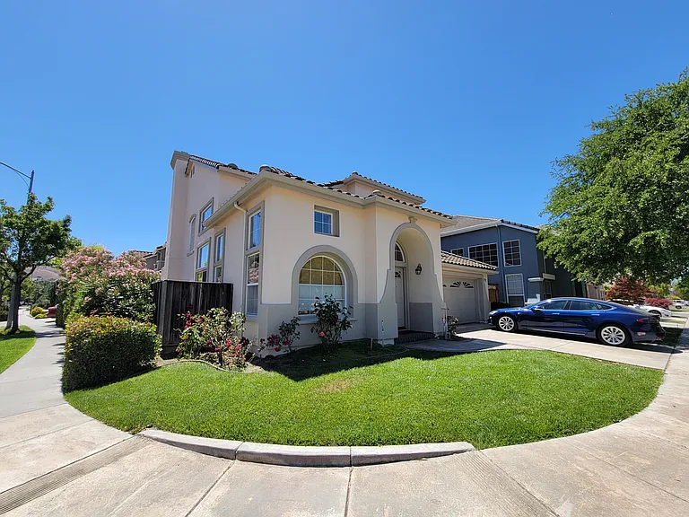 220 Primrose Dr — Photo 2