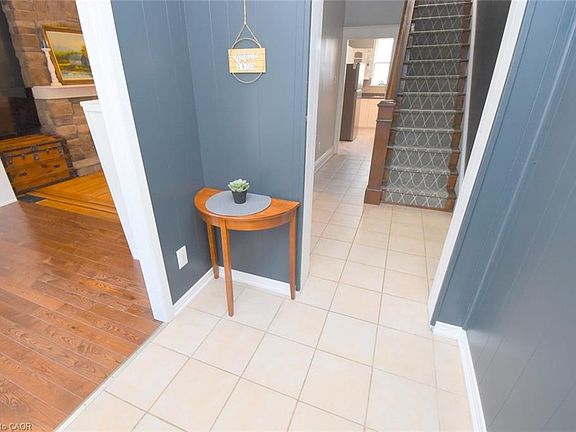 3rd image of 35 Tisdale St S