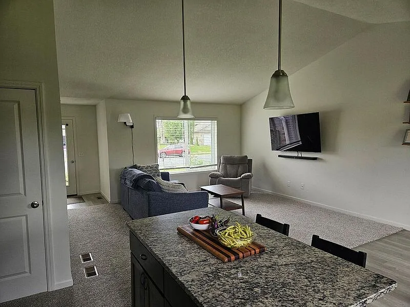 3 bed, 2.0 bath, 1880 sqft, $2,100 — Photo 4