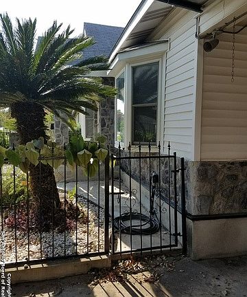 5th image of 237 Hearne Ave