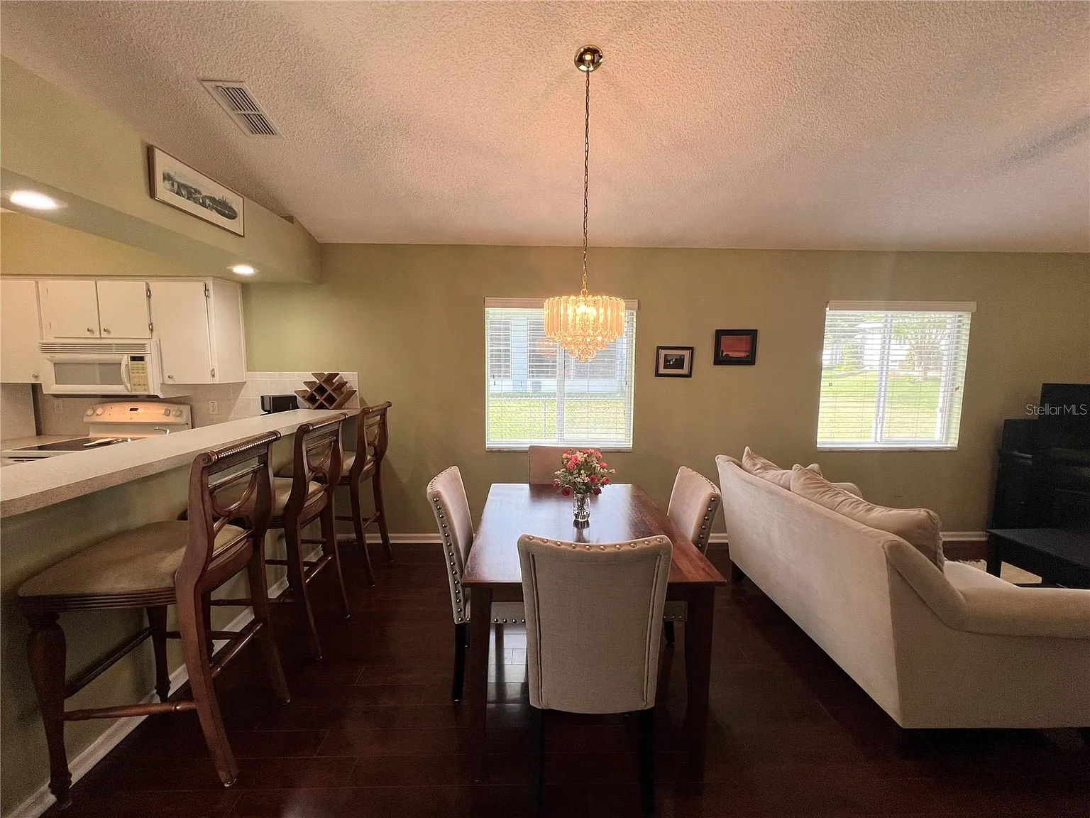 2 bed, 2.0 bath, 1061 sqft, $3,800 — Photo 4