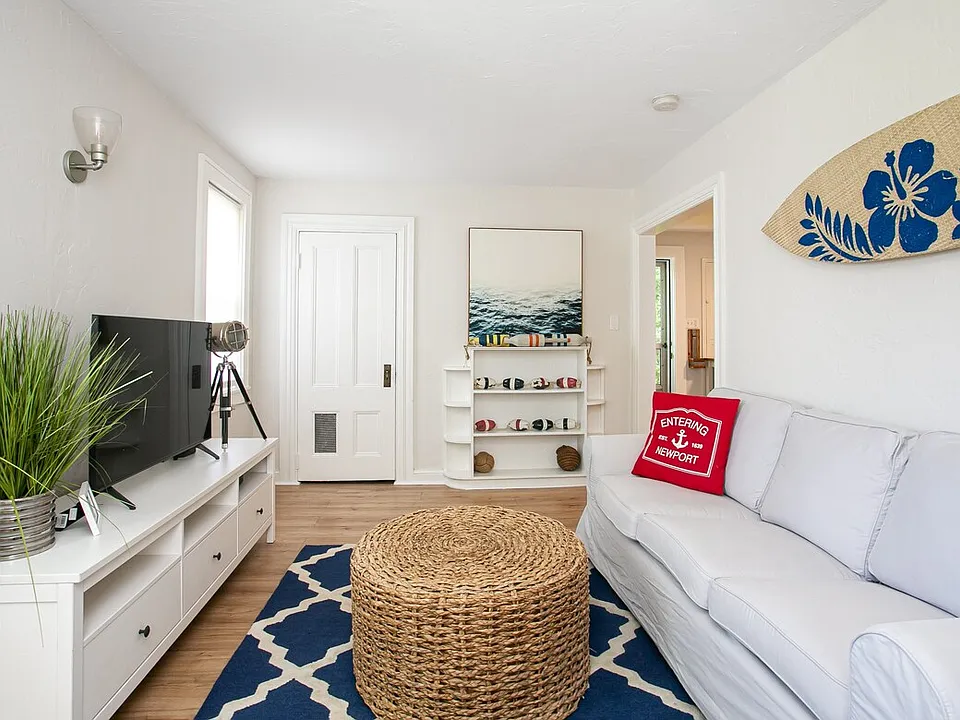 111 Aquidneck Ave