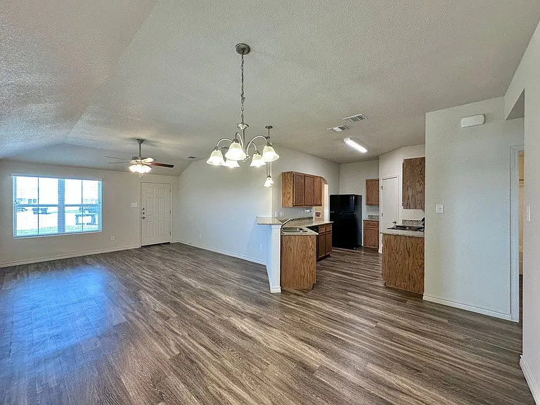 3323 Stonewall Dr — Photo 6
