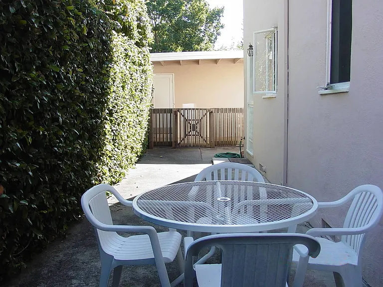 2046 Yale St — Photo 12