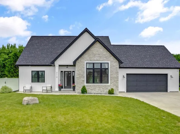 W214 Thompson CIRCLE, Oconomowoc, WI 53066