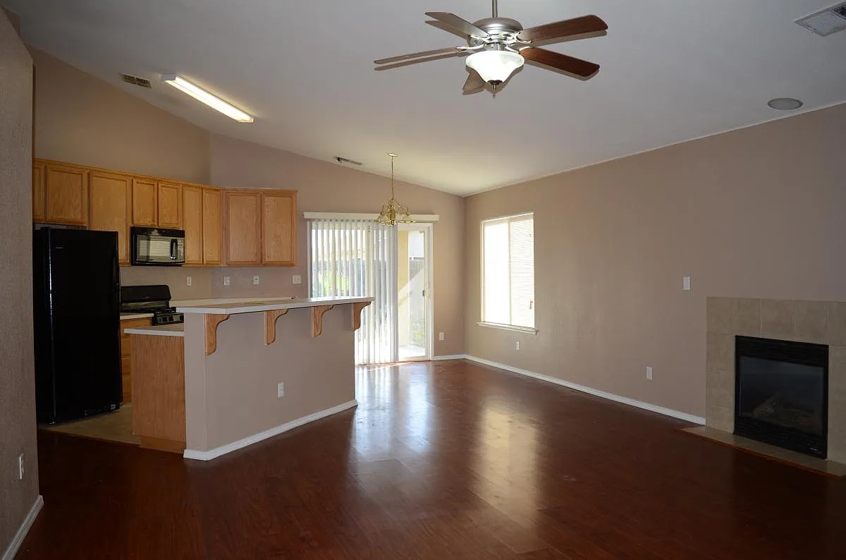 4 bed, 1513 sqft, $1,900 — Photo 1