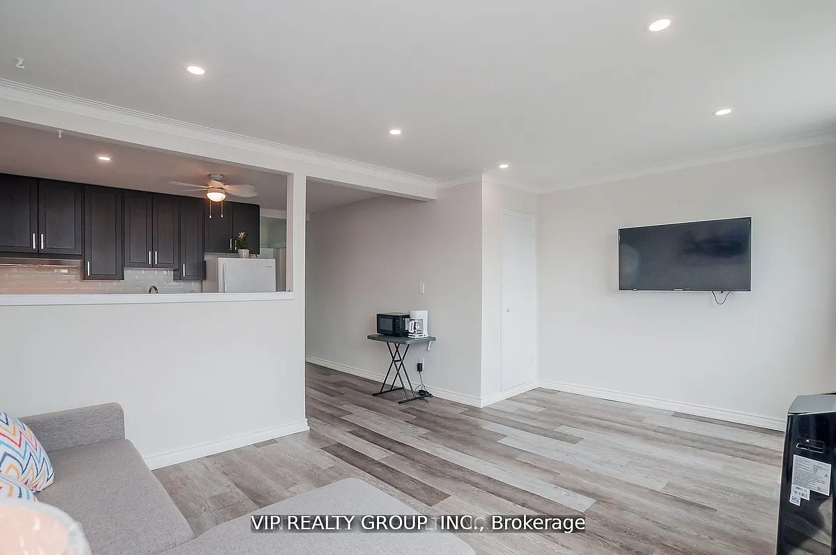 Building Photo - 2626 Eglinton Ave E #2
