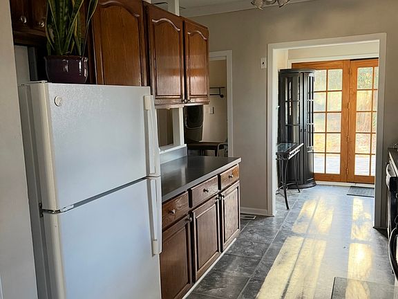 5th image of 952 Magothy Ave