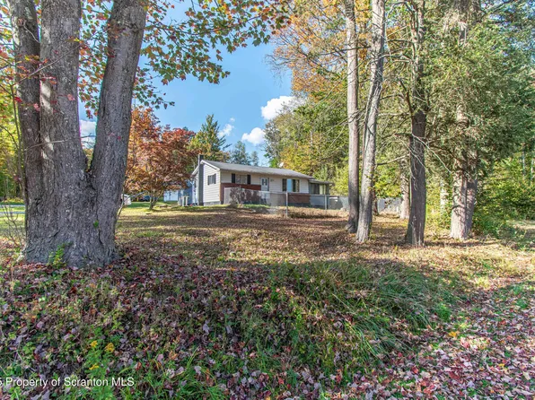 40 Lake Loretta Dr, Lake Ariel, PA 18436