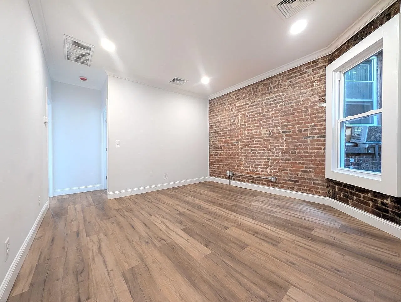 3 bed, 1.5 bath, $3,000 — Photo 3