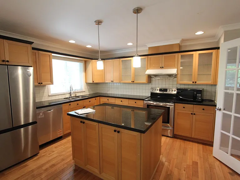 2160 Laurier Ave — Photo 2