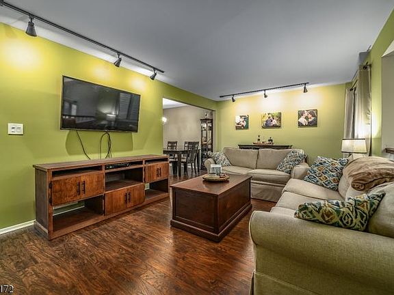 3rd image of 19 Highland Cir