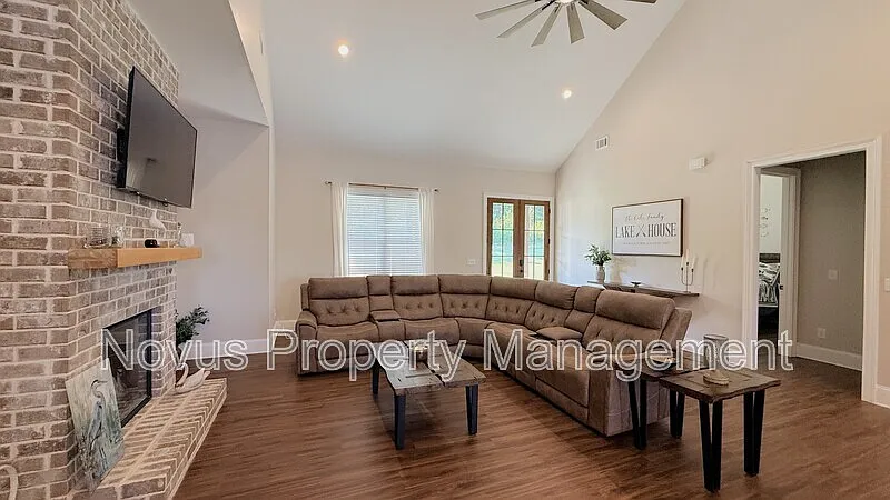 3 bed, 2.0 bath, $3,295 — Photo 2