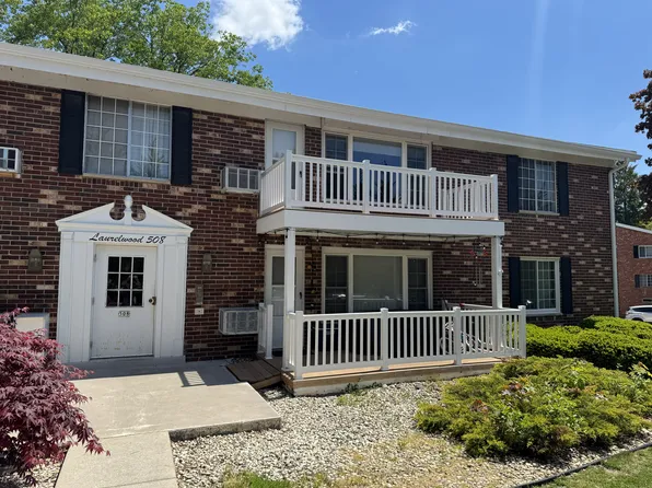 508 Laurel Lake Rd APT 6, Mequon, WI 53092