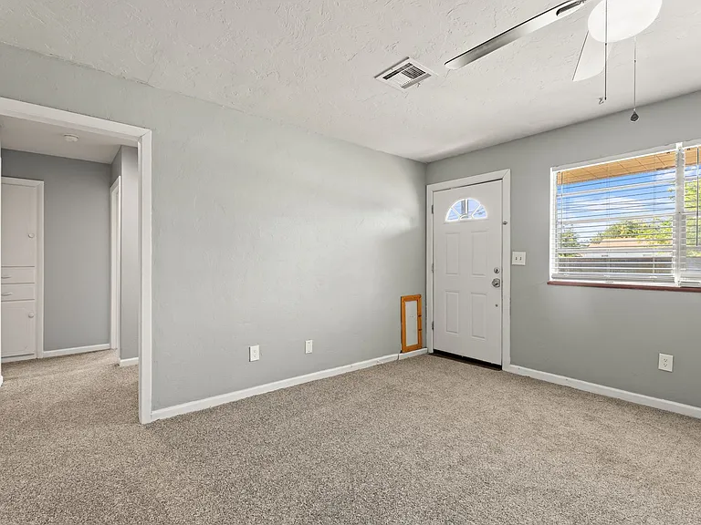 1029 Hoyt Ave — Photo 5