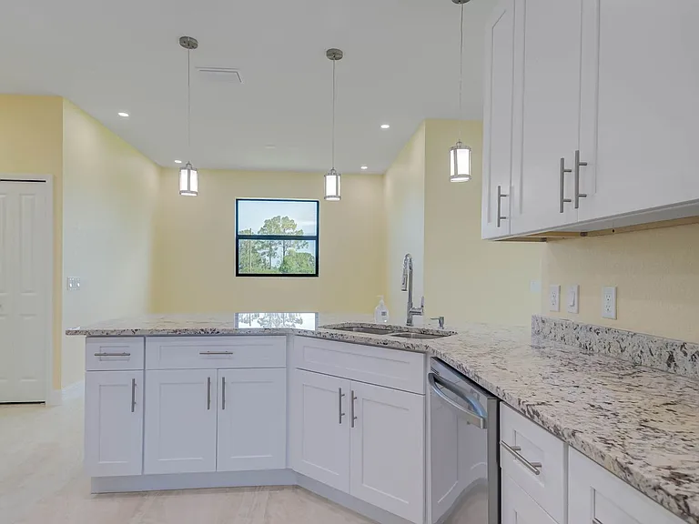 637 Cardinal St E — Photo 27