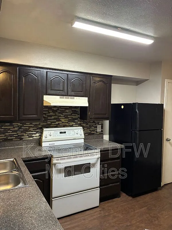 2 bed, 1.0 bath, 900 sqft, $1,050 — Photo 2