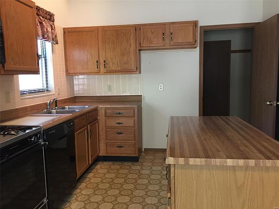 Kitchen has gas stove, pantry, center island & access to 1st floor laundry!