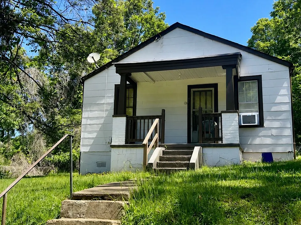 2908 Carroll Ave