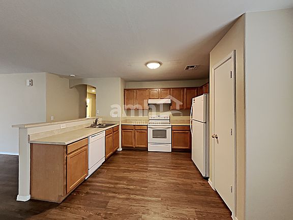 5th image of 3225 S 81st Dr
