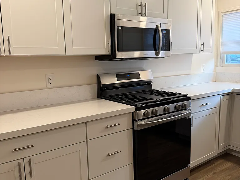 644 Mountain View St — Photo 3