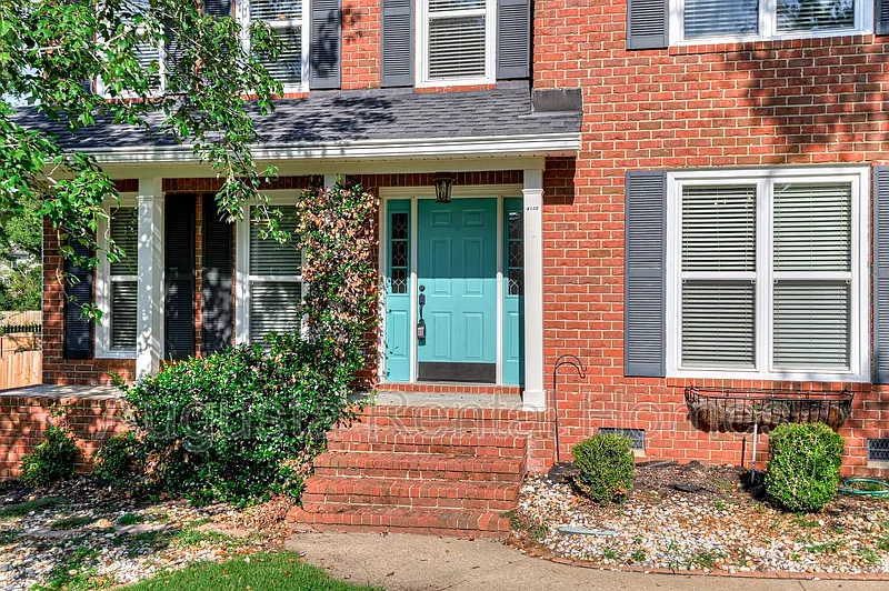 4 bed, 2.0 bath, 2445 sqft, $2,300 — Photo 4