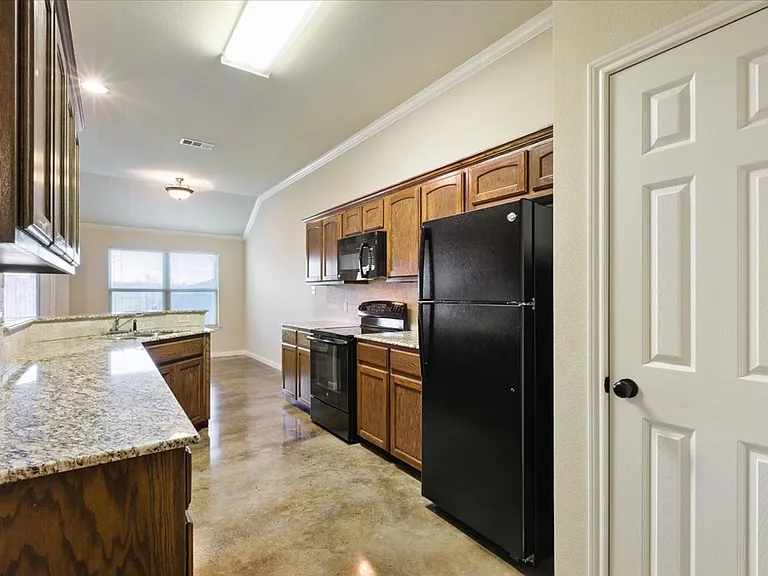 621 Monticello Cir — Photo 13