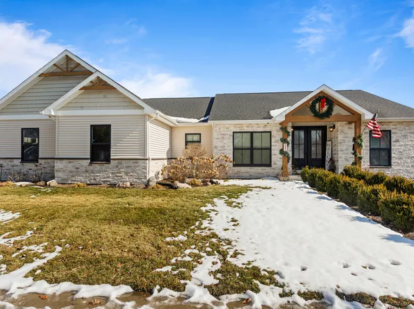 203 N Niles Ave, Tuscola, IL 61953