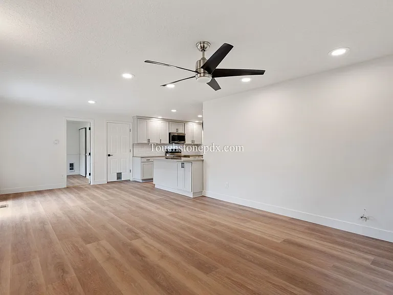 20160 Quinalt Dr — Photo 15