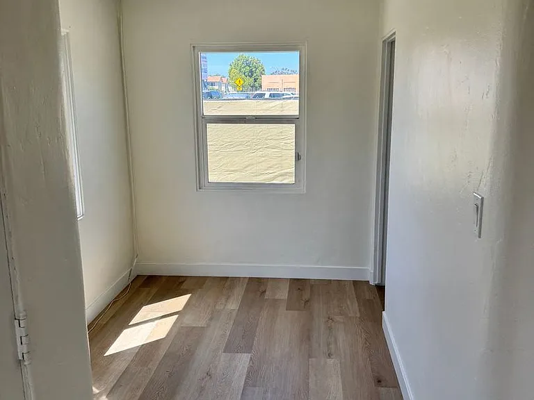 3877 Chamoune Ave — Photo 16