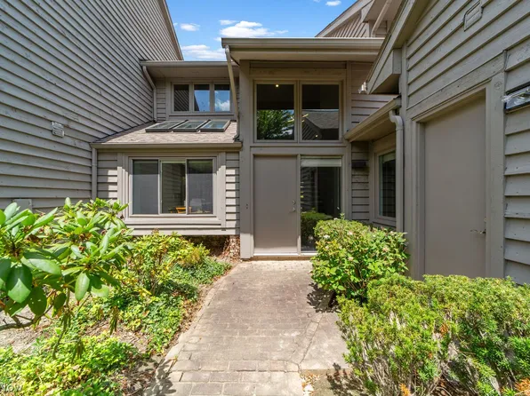 10 Nantucket Ct, Beachwood, OH 44122