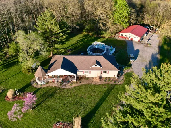 1718 County Road 1400 E, Cisne, IL 62823