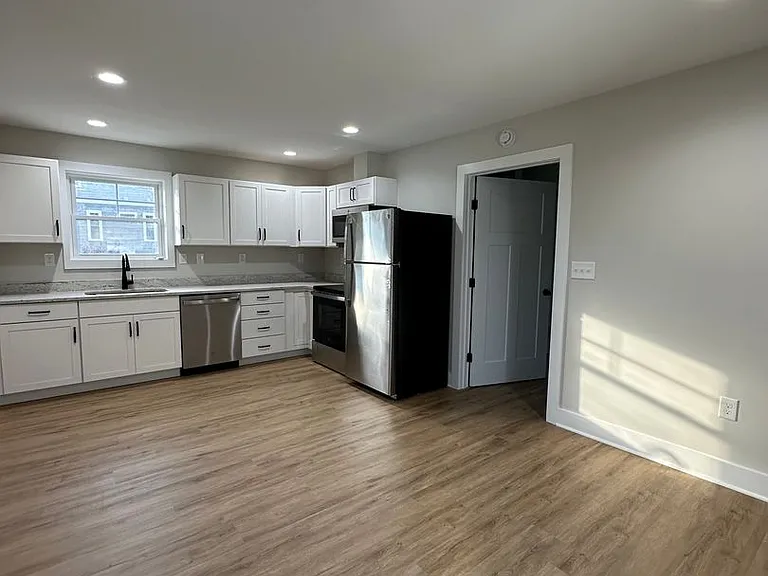 404 Phillips Aly — Photo 11