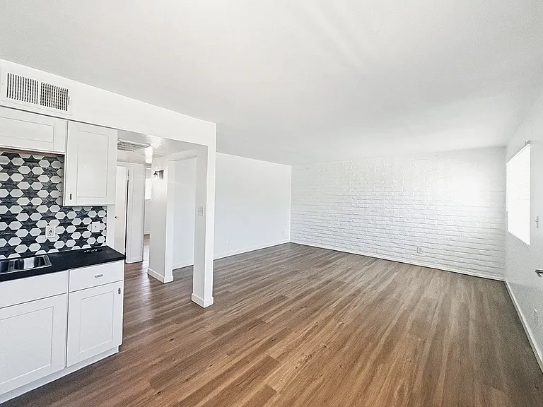 1808 N 31st St #8 — Photo 9