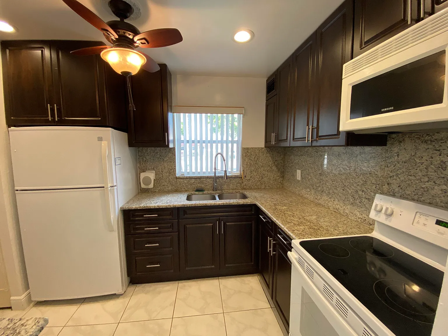 2 bed, 2.0 bath, 812 sqft, $1,650 — Photo 2