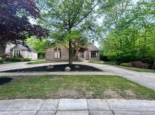 6880 Burtonwood Dr, West Bloomfield, MI 48322