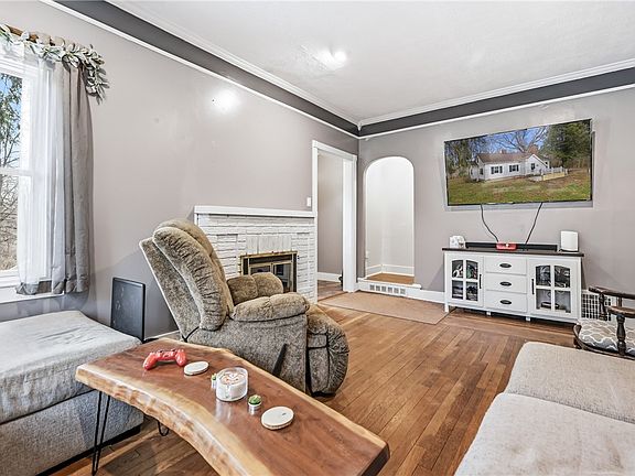 5th image of 2411 Graceland Rd
