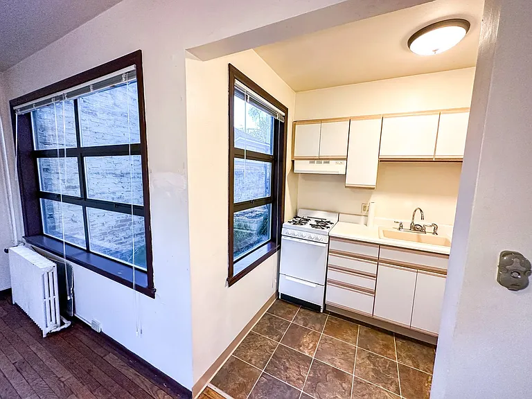 Montlake Apartments — Photo 24