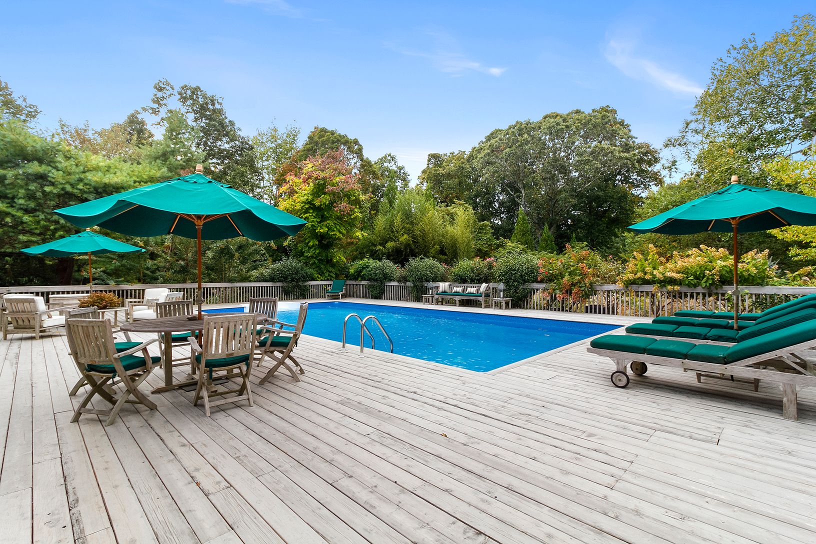  Lots of Outdoor Entertaining Space