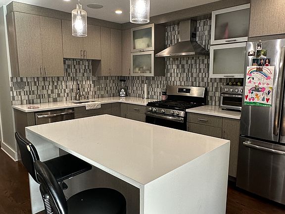 4th image of 13 Ruthven St #2