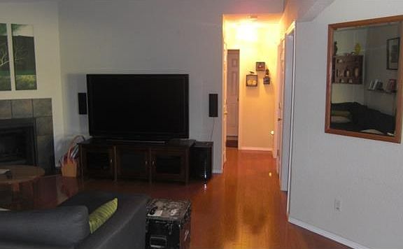Nice family room w/tile surround fireplace