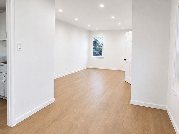 3rd image of 805 W Glenoaks Blvd #807