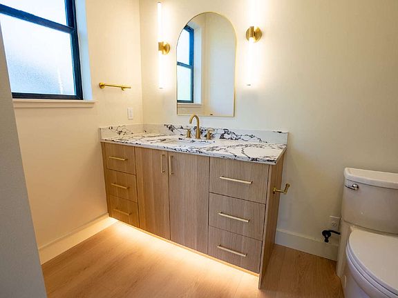 5th image of 822 W 22nd Ave