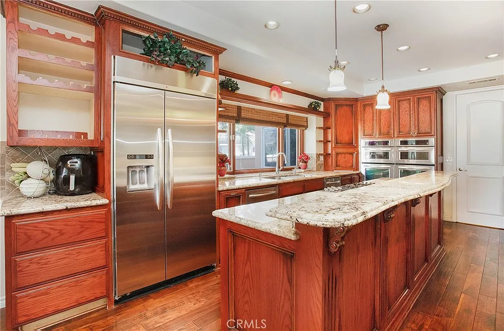 5 bed, 4.5 bath, 4698 sqft, $8,300 — Photo 4