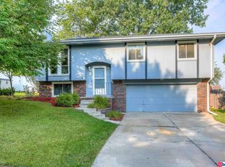 302 Pioneer Rd, Papillion, NE 68046