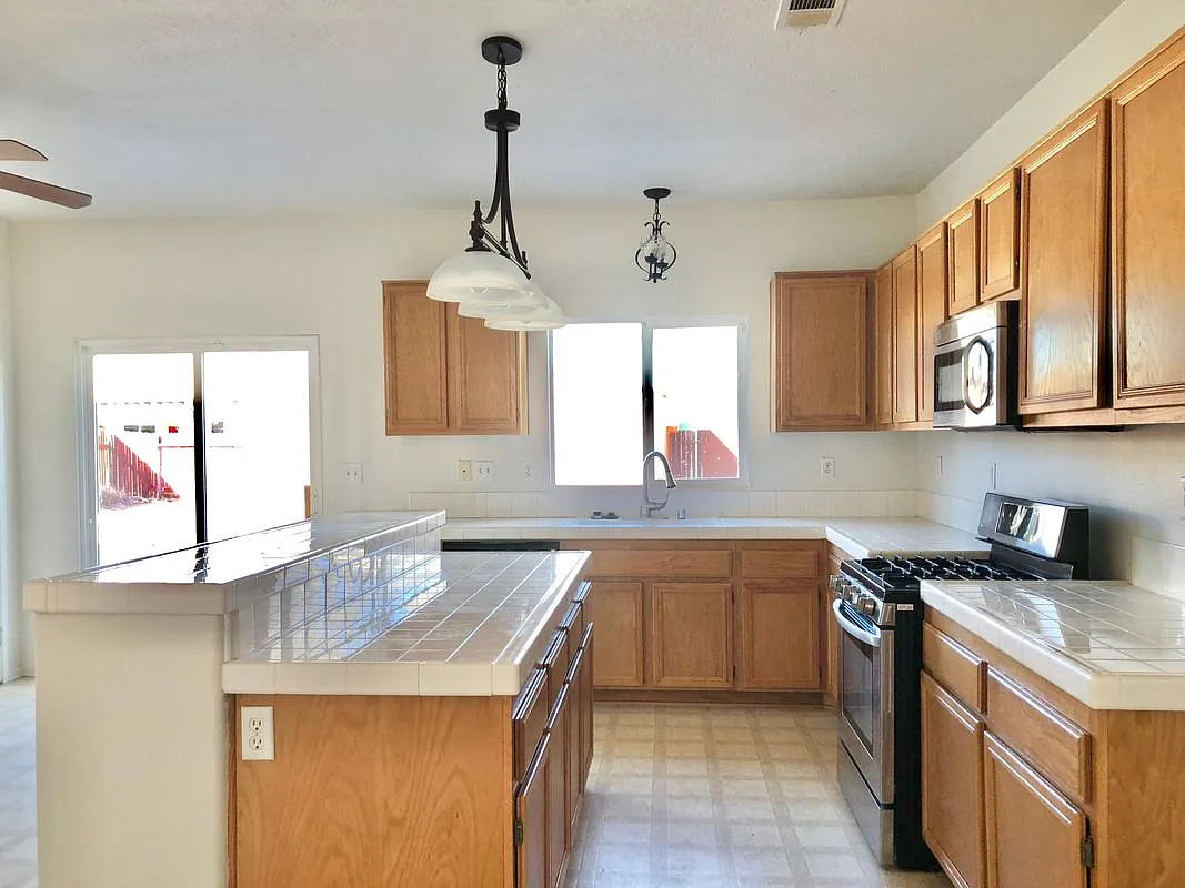 4 bed, 2.0 bath, 1693 sqft, $2,900 — Photo 3