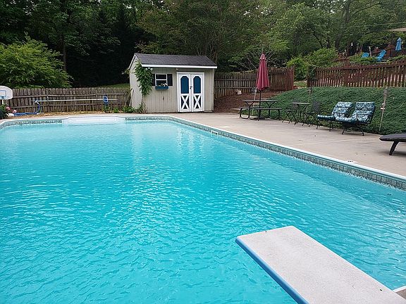 40 x 20 ft pool, 3-9 ft deep